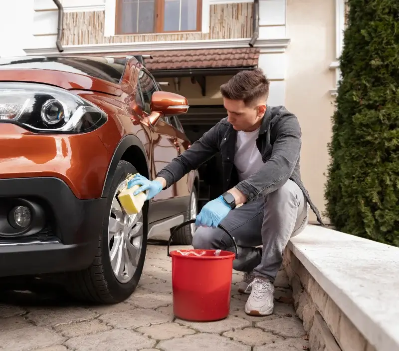 Lavage auto à domicile Boissy-Fresnoy : professionnel intervenant sur un véhicule